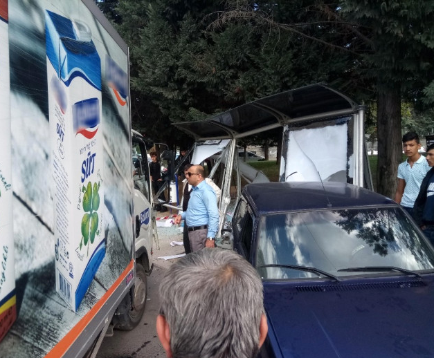 Ataşehir’de Kamyonet Otobüs Durağına Daldı: 1 Öğrenci Yaralandı