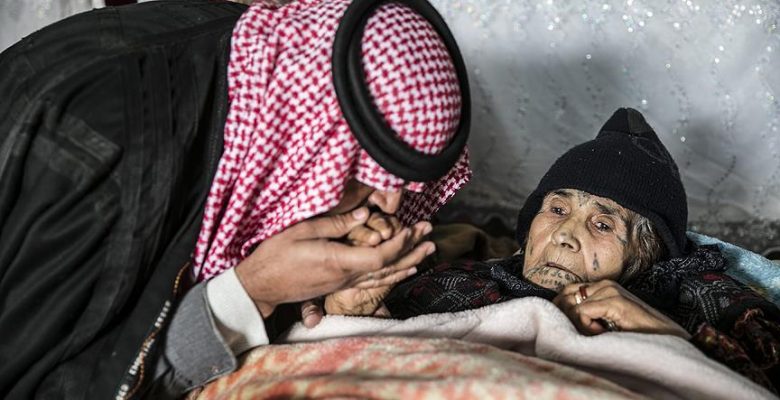 PYD/PKK’lı teröristlerin yaraladığı annesini 6 saat sırtında taşıdı