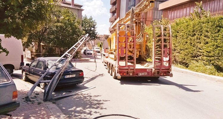 Ataşehir’de tır 3 elektrik direğini devirdi.