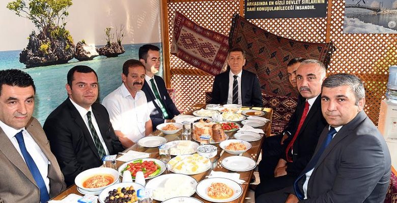 Bakan Selçuk şoförlerle kahvaltı yaptı