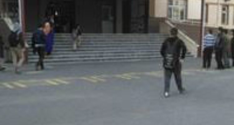 Ataşehir ;Cahit Zarifoğlu İh Lisesinde Şehir Eşkiyaları Çocuk Kaçırak Darp Ettiler.