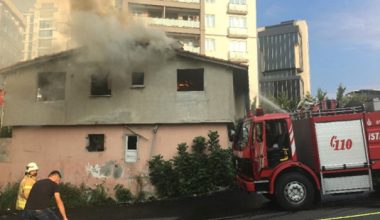 Ataşehir’de tinercinin yaktığı iddia edilen binada yangın çıktı.