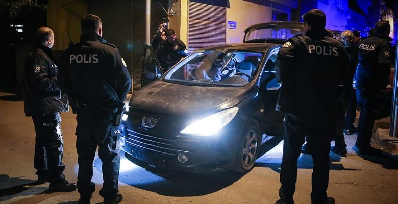 ‘Dur’ ihtarına uymayan sürücünün aracından 100 şişe içki çıktı.