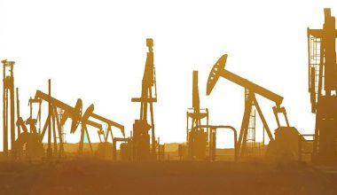 Brent petrol 53,83 dolardan işlem görüyor.