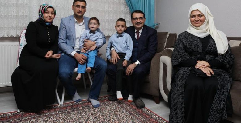Bakan Dönmez’den madenci ailesine sürpriz ziyaret.
