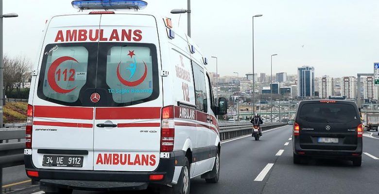 Esenyurt’ta servis minibüsü devrildi: 14 yaralı.