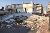 Mersin’de 5 katlı bir bina çöktü.