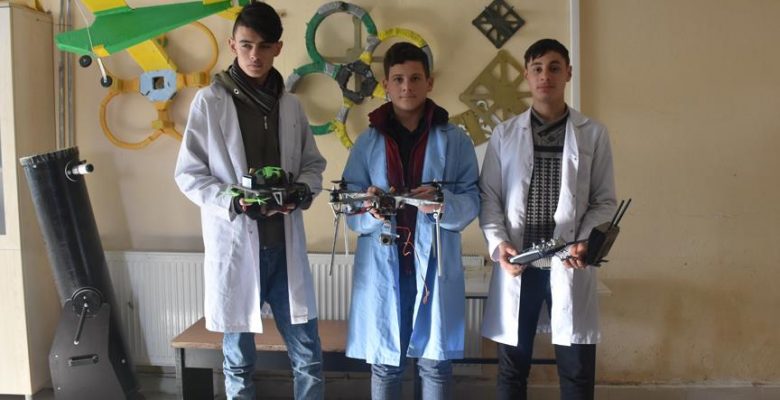 Teknoloji meraklısı öğrenciler drone yarışmasına hazırlanıyor.