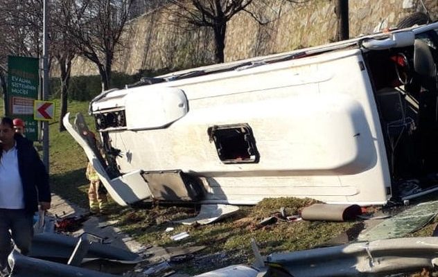 İstanbul Bayrampaşa’da servis midibüsü devrildi.