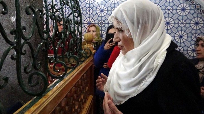 Erzurum’da Meral Akşener’in ilk durağı Abdurrahman Gazi Türbesi oldu.