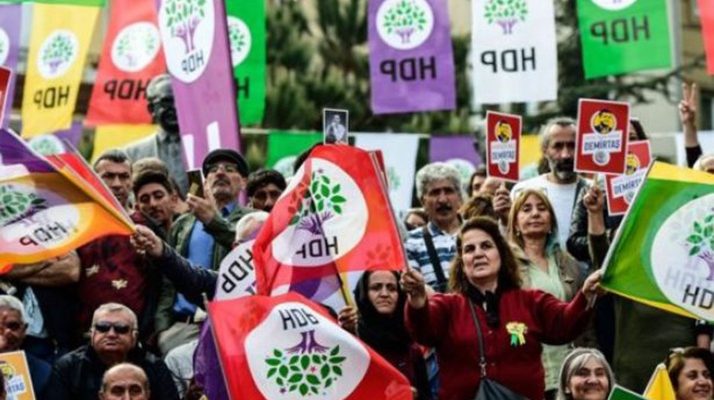 HDP’nin pankartı mahkeme kararıyla kaldırıldı!