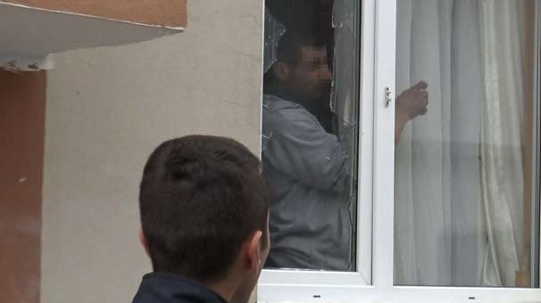 Madde bağımlısı anne ve babasını bıçakla rehin aldı