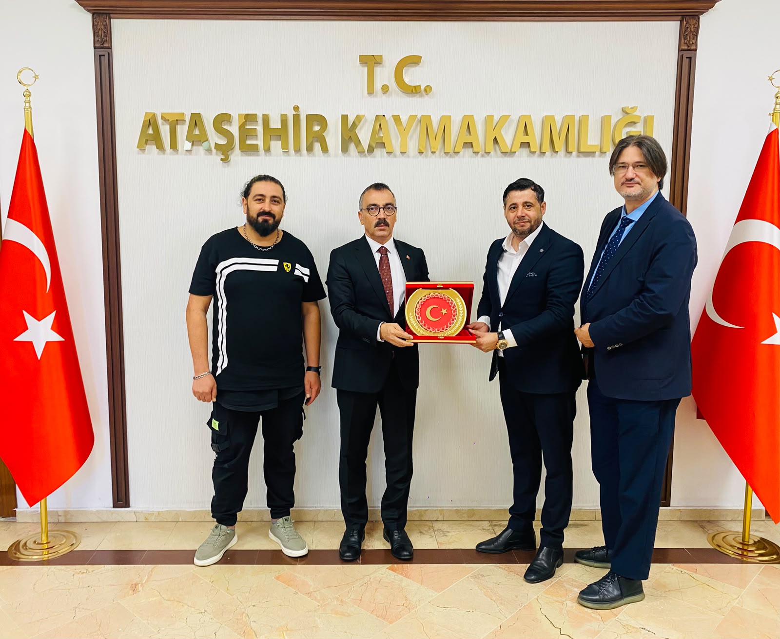 Bağımsız Medya ve Gazeteciler Derneği’nden Ataşehir Kaymakamı Eren Arslan’a Ziyaret Bağımsız Medya ve Gazeteciler Derneği heyeti, Ataşehir Kaymakamı Sayın